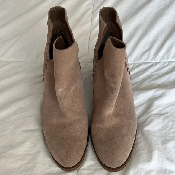 Steve Madden Shepp Beige Block Heel Perforated Ankle Boots - Picture 4 of 7